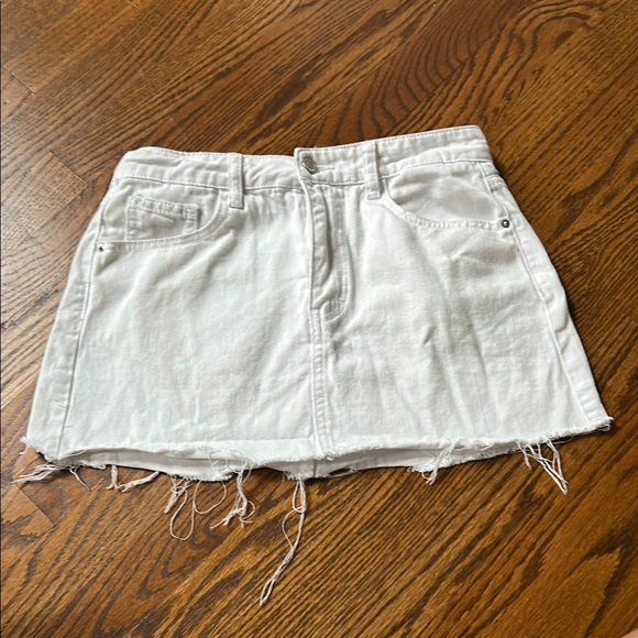 SHEIN Dresses & Skirts - 🌿SHEIN Bright White Frayed Hem Mini Skirt🌿